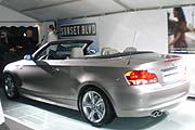 Sponsor BMW stellt den Shuttle Service, das neue 1er Cabrio kann man im Innenhof der Praterinsel bewundern (Foto: Elke Löw)
